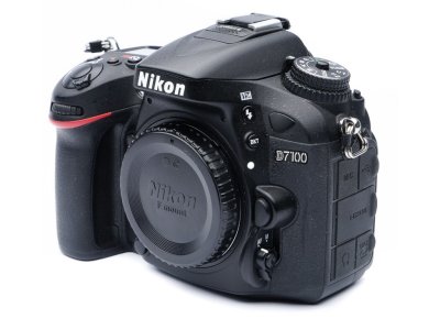   Nikon D7100 Body